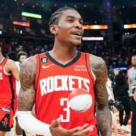 Este lunes fue arrestado Kevin Porter, jugador de la NBA, por fracturarle el cuello a su novia y cortarle un ojo. Pagó millonaria fianza y quedó libre.