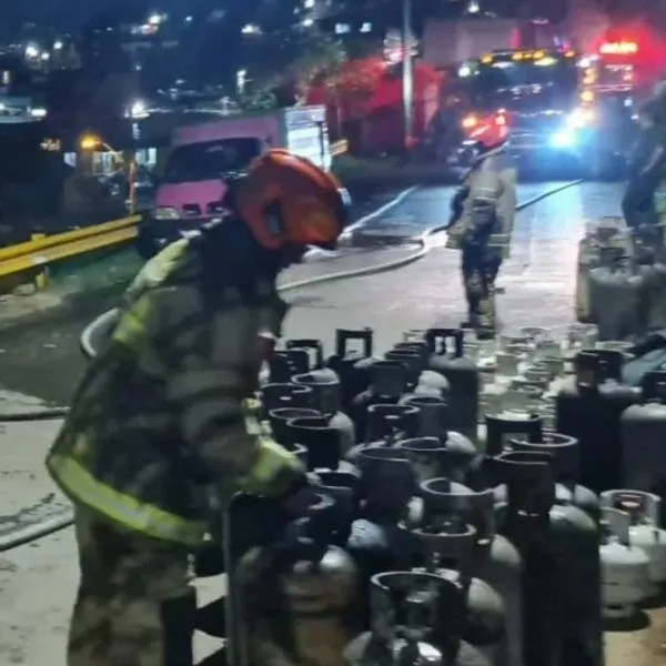 Los bomberos de Medellín atendieron un grave incendio en un local de venta de pipetas de gas, que dejó 3 heridos. Incidente pudo ser peor.