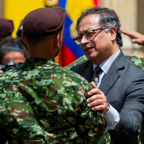 Gustavo Petro criticó al Ejército y los comparó con paramilitarismo