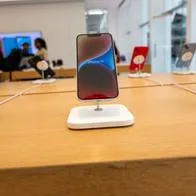 Mujer robó iPhone de una tienda rompiendo cable de seguridad con los dientes