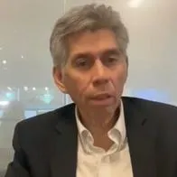 El reconocido Daniel Coronell cuestionó el trabajo de su colega la periodista Vicky Dávila, reveló que la ayudó en su momento, pero que no espera nada.