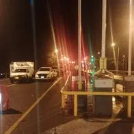 Cierres en la vía al Llano hoy por lluvias y caída de rocas.