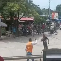 Hombres intentaron atacarse con armas blancas en la calle; vecinos los separaron
