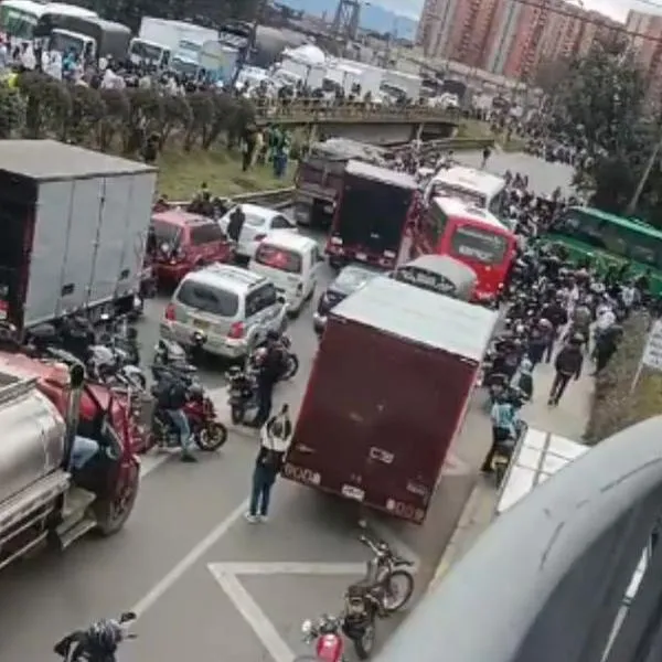 Bloquean salida de Bogotá-Mosquera por niña que murió por un pedazo de carne