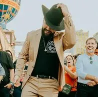 Carín León devela su estrella en el Paseo de la Fama de Las Vegas
