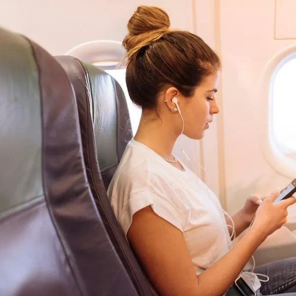¿Por qué no se puede usar wifi, ni el celular en el avión?