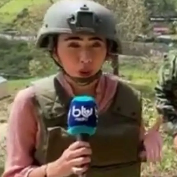 Periodistas cubren operaciones militares en Cauca con prendas del Ejército. 