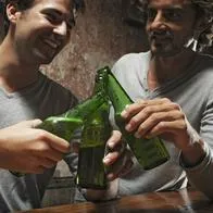 Hombres se sienten atraídos entre ellos mismos cuando se sienten 'borrachos', según estudio.
