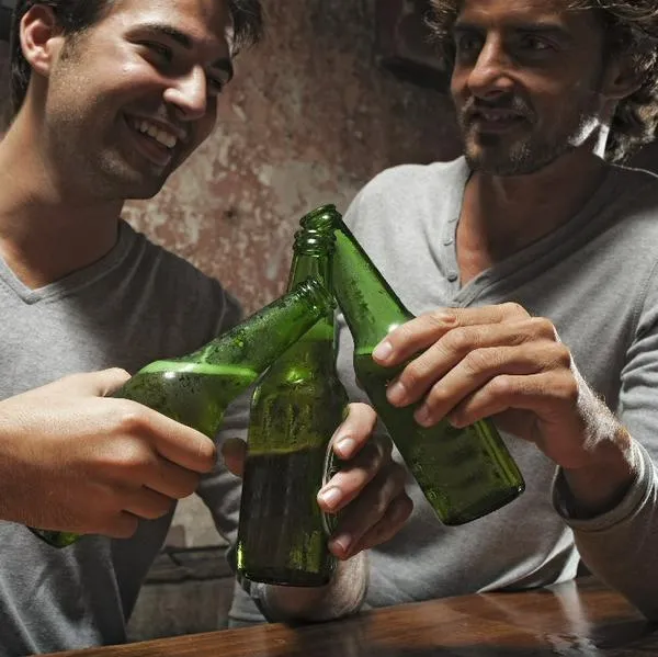 Hombres se sienten atraídos entre ellos mismos cuando se sienten 'borrachos', según estudio.