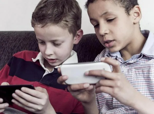 ¿A qué edad se le debe dar un celular a los niños y niñas? Esto dice un estudio