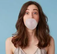 ¿Qué tan real es que si te tragas un chicle se quedará ‘pegado’ en el estómago? 