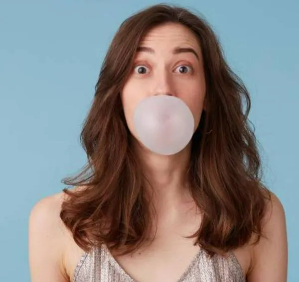 ¿Qué tan real es que si te tragas un chicle se quedará ‘pegado’ en el estómago? 