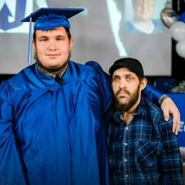 Joven estudiante adelantó su graduación para que su padre con cáncer celebrara con él