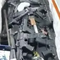 Velorio de criminal en Ecuador casusa impresión: meten armas a su ataúd