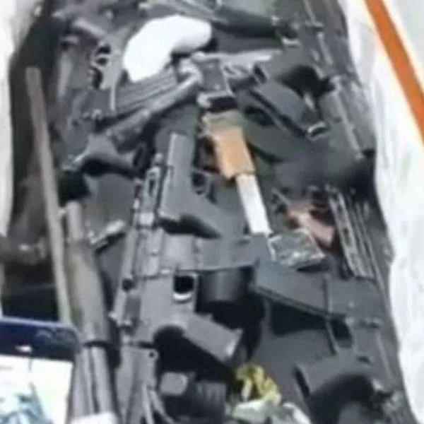 Velorio de criminal en Ecuador casusa impresión: meten armas a su ataúd