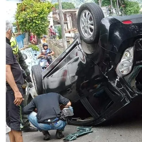 Conductor quedó atrapado en su carro, tras volcarse en Ibagué.