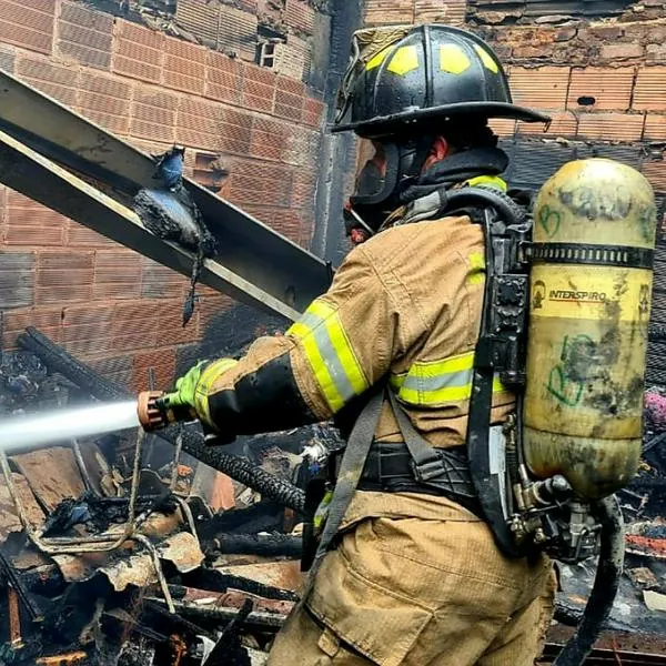 Grave incendio en Bogotá en una fábrica de pinturas. Se escucharon varias explosiones y solamente hubo serios daños materiales. 