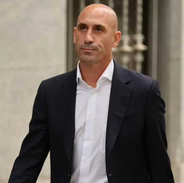 Luis Rubiales reapareció en público y Fiscalía le exigió no acercarse a Jenni Hermoso ni contactarse con ella.