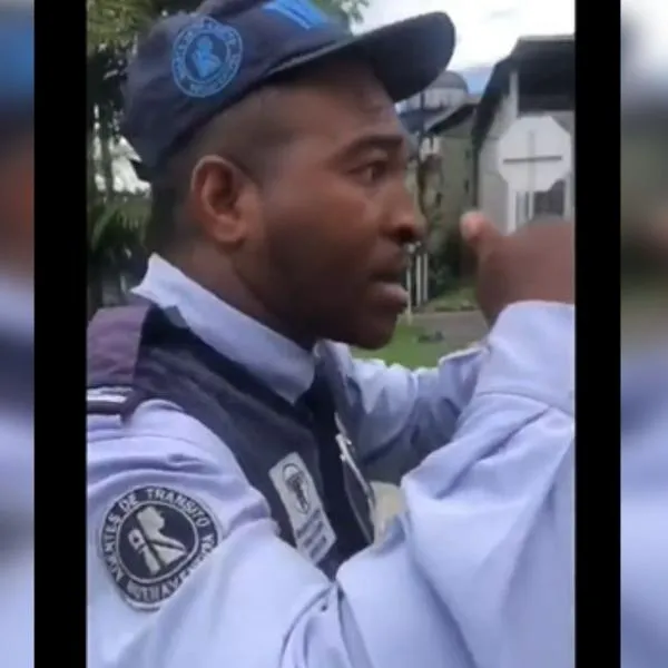 Agente de tránsito en Buenaventura inmovilizó una moto de la Policía y se la llevó a los patios por estar mal parqueada. El video se volvió viral.