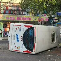 Accidente de tránsito en Cúcuta hoy, viernes 15 de septiembre: dos busetas chocaron duro, una quedó volcada y se reportaron 10 heridos.