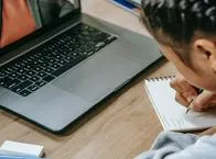 ¡Pilas! Ya casi acaba el plazo para aplicar a becas de maestrías en Europa