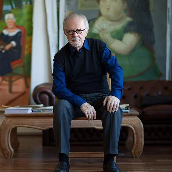 Fernando Botero, quien murió el 15 de septiembre, delante de una de sus pinturas. Conozca por qué el artista no pintaba gordos realmente.