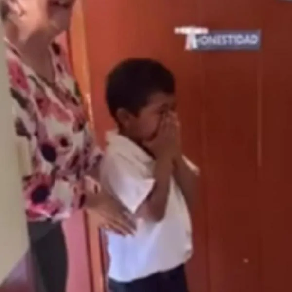 Niño llora de la emoción con celebración sorpresa de cumpleaños en el colegio