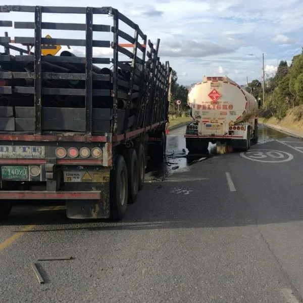 Accidente de 2 tractomulas en avenida Boyacá provocó caos en Bogotá: hubo derrame de crudo