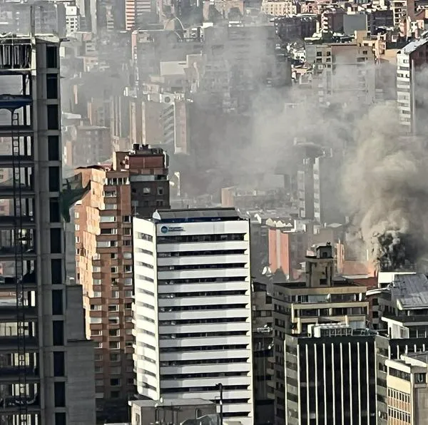 En Bogotá, este viernes 15 de septiembre, se registró un incendio en un edificio de apartamentos ubicado en la carrera octava con calle 39.