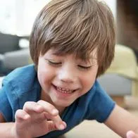¿Es un riesgo para los niños? La ciencia revela las consecuencias de celulares, tablets y computadores en su desarrollo