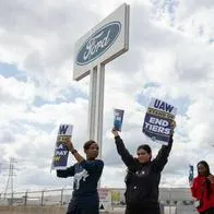 Foto de huelga en plantas de Ford, en nota sobre carros por huelga en General Motors, Ford y Stellantis en EE. UU. encendió debate.