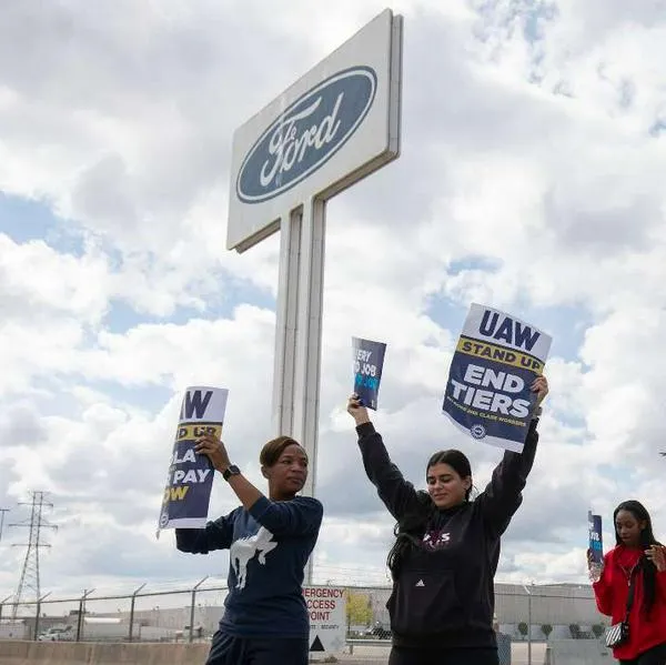 Foto de huelga en plantas de Ford, en nota sobre carros por huelga en General Motors, Ford y Stellantis en EE. UU. encendió debate.