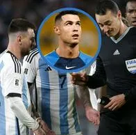 Wilmar Roldán con Lionel Messi en el partido de Argentina vs. Ecuador por Eliminatorias. Ahora, el árbitro colombiano irá a Arabia para pitar un partido de Cristiano Ronaldo con Al-Nassr