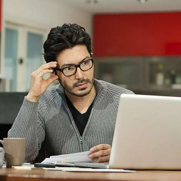 Foto de hombre frente a computador, en nota de que Colpensiones anunció decisión por Día del Teletrabajo: cómo cambiará condiciones.