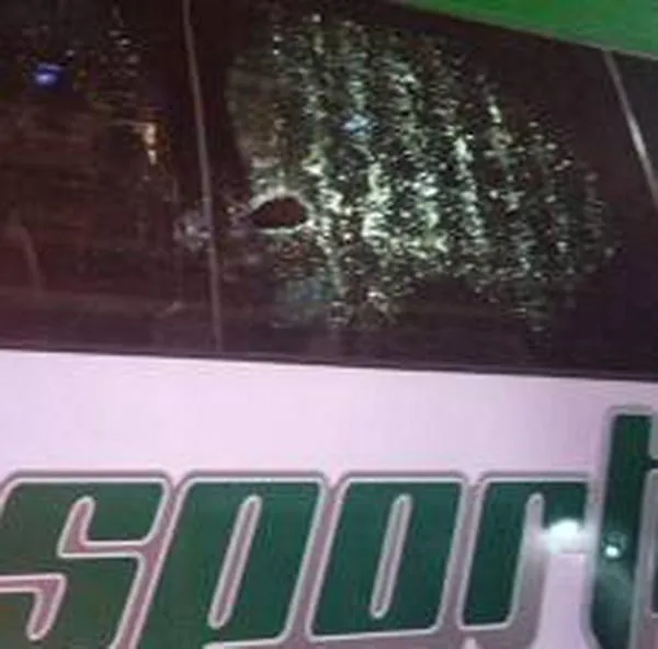 Así quedó el bus del Deportes Quindío luego de ser atacado a piedras por vándalos, en Armenia