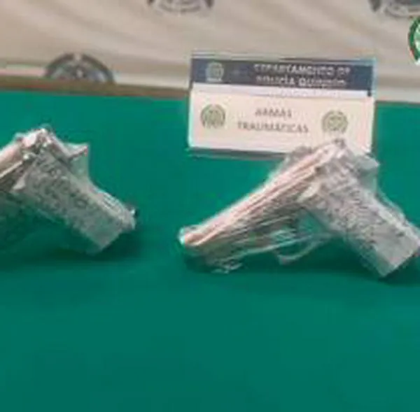 La Policía de Quindío capturó a dos hombres por delitos de asesinato, porte y tráfico de armas de fuego. Las armas fueron incautadas por las autoridades.