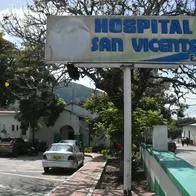 Se cansó de presuntas anomalías en el centro asistencial: médico rompió vidrios de la gerencia de hospital.