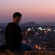 Persona mirando el celular. En relación con empleos que más pagan.