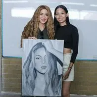 Shakira recibió cuadro de ella hecho por fanática cuando estuvo en Barranquilla