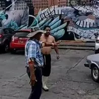 Momento en el que un sujeto intimida al equipo de campaña del candidato a la Alcaldía de Ibagué por el Pacto Histórico