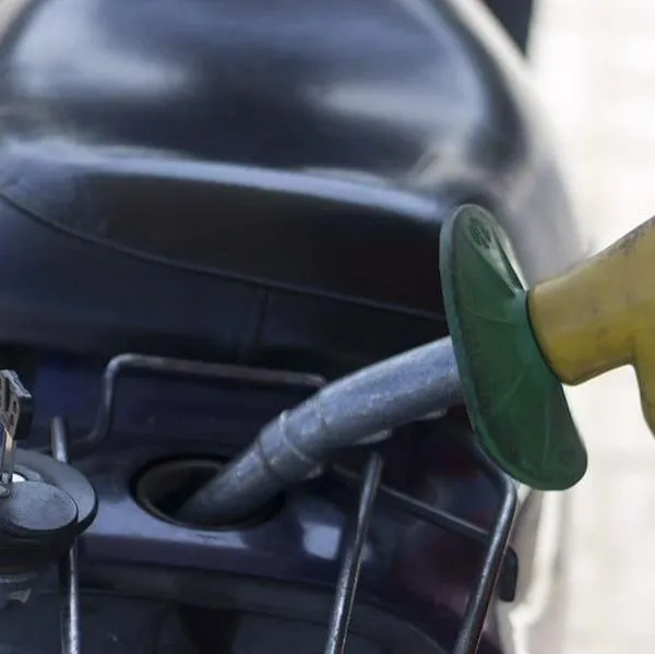 Advierten a conductores de Colombia que precio de la gasolina subiría más de lo esperado por disparada del petróleo. Acá, los detalles.
