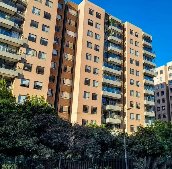 Vivienda VIS en Colombia cae a niveles preocupantes, alerta Camacol. El sector cayó 50 % y urgen medidas.