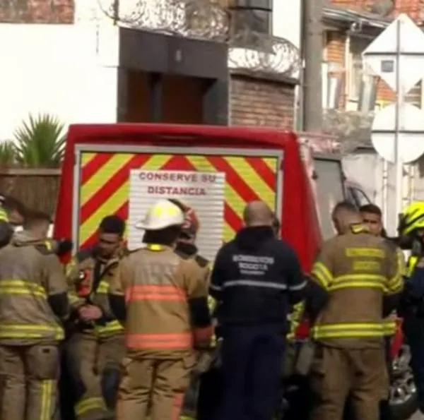 Una mujer murió y dos niños quedaron heridos por grave incendio que se registró en una vivienda de Bogotá. Todo habría sido por corto circuito. 