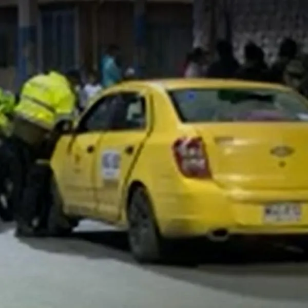 Encuentran taxi en Bogotá con los vidrios rotos y con rastros de sangre. Las autoridades buscan al conductor, pues el carro estaba abandonado. 