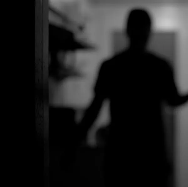 Hombre en sombra. En relación con joven que quería atacar a su madre en Cali.