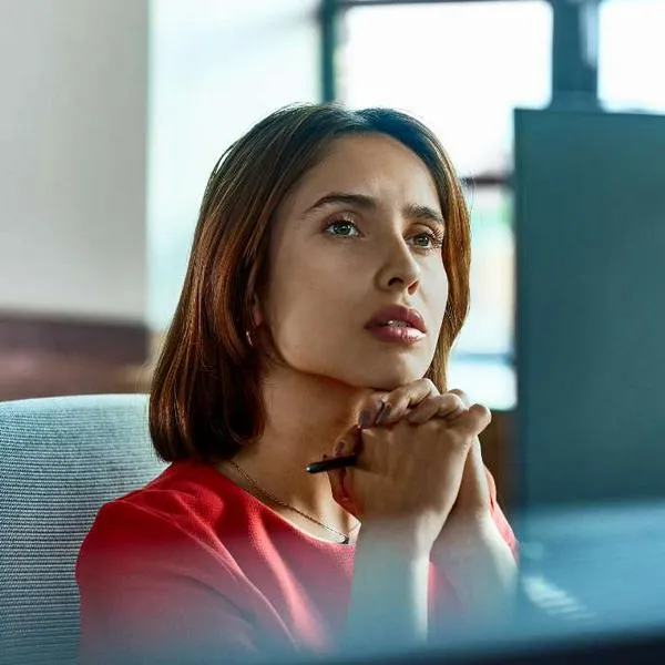 Foto de persona frente a computador, en nota de que Colpensiones avisó cambio de horario de atención en septiembre y octubre dónde