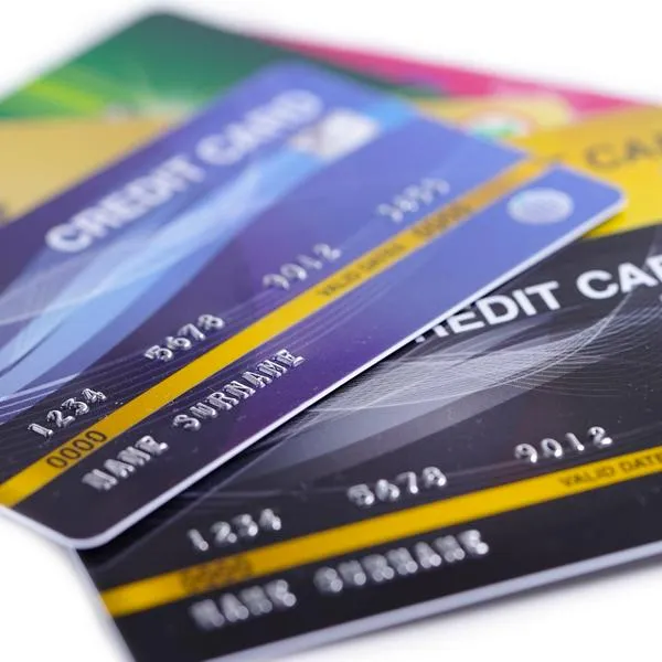 Pagos con tarjetas de crédito de Visa y Mastercard estarían siendo más caros por acuerdo con los bancos.