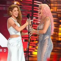 Foto de Shakira y Karol G, en nota de que ellas y Camilo en Grammy Latinos brillaron en nominaciones y quién los supera ahí.