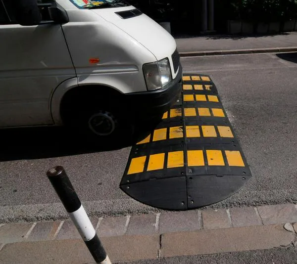 Cómo pasar un policía acostado o un reductor de velocidad correctamente: método adecuado para que no se le dañen las llantas mientras lo hace.