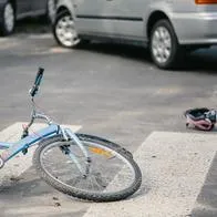 En Bogotá, taxista atropelló a ciclista y lo hirió con arma porque le reclamó